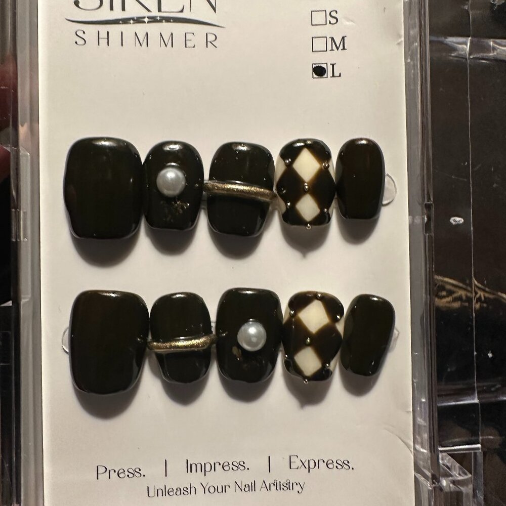 High-quality handcrafted reusable press on nails.